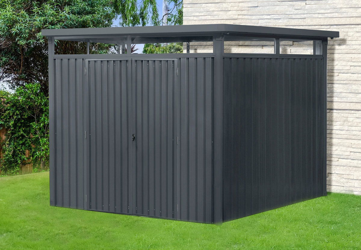 Anthrazitfarbenes Gerätehaus aus Metall mit Flachdach auf einer Rasenfläche im Garten