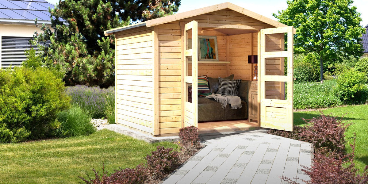 Gartenhaus aus Holz Karibu Amberg 4 mit Satteldach im Garten